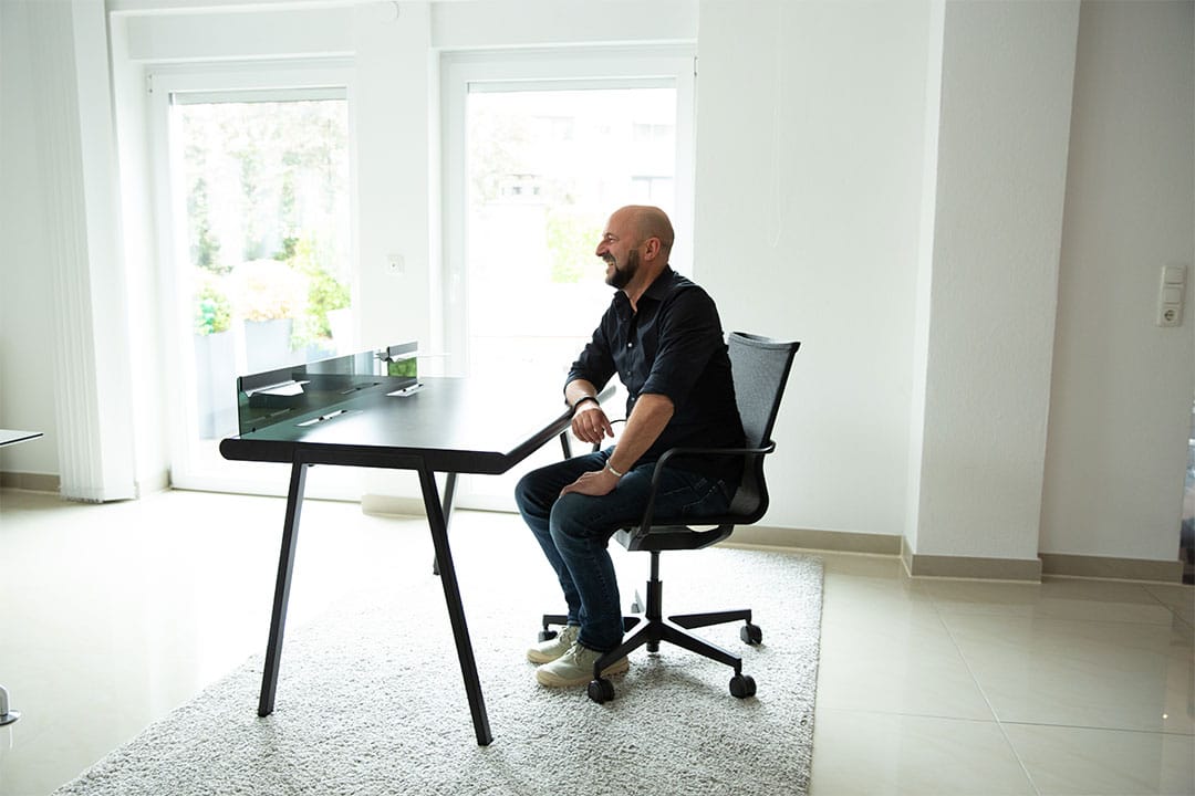Der living chairs Experte für gesundes Sitzen erklärt, wie man den eigenen Büroarbeitsplatz gesund einrichtet.